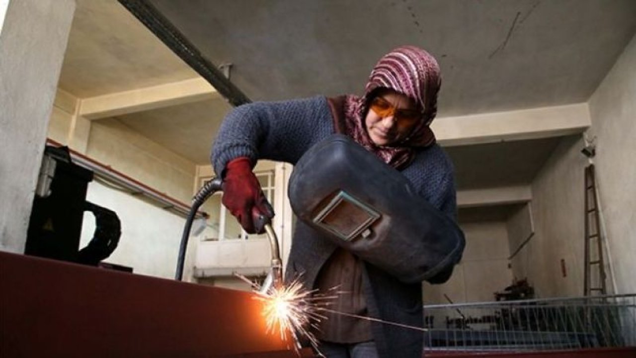 Metal sac işleyen Şadiye Usta sanayinin gözbebeği