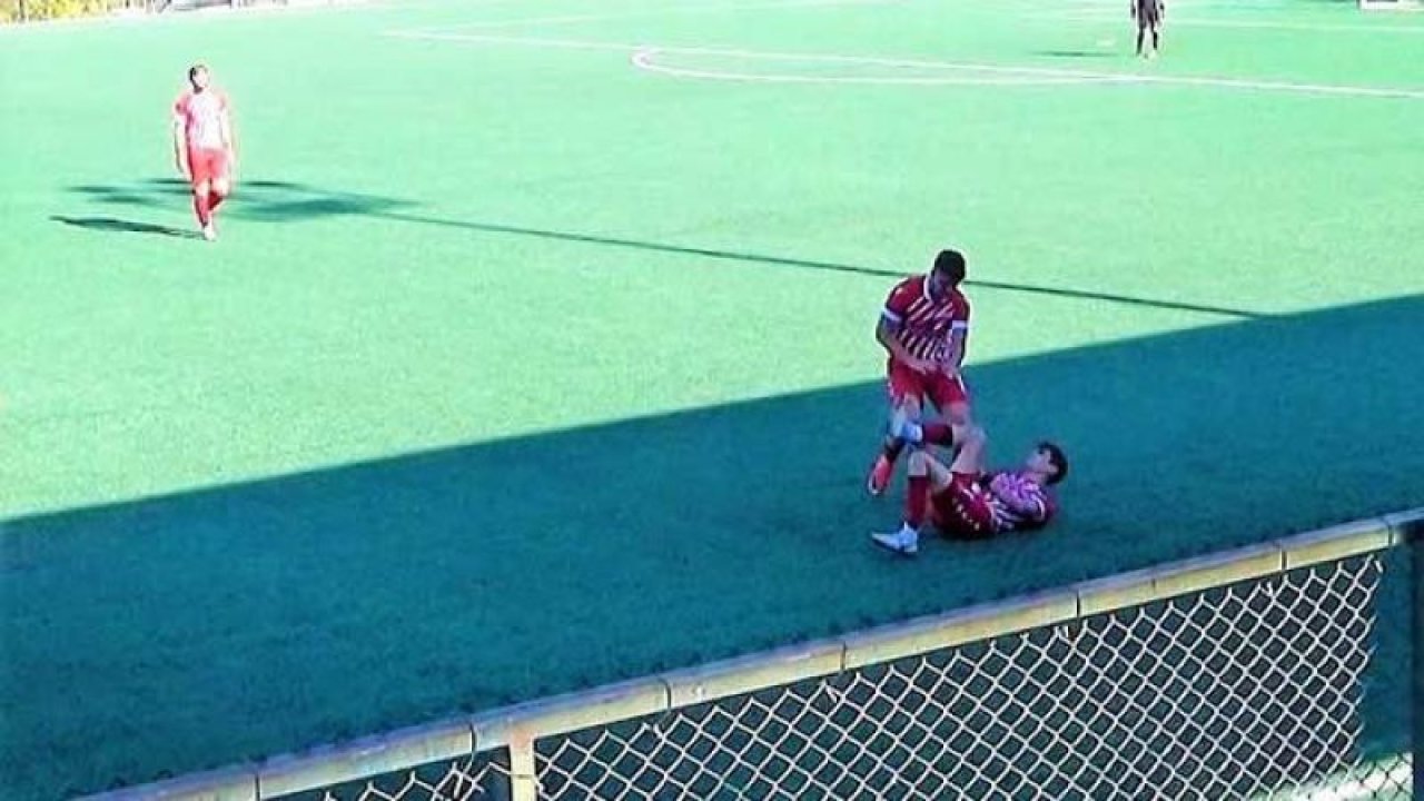 Maç oynanırken tekme tokat birbirlerine girdiler