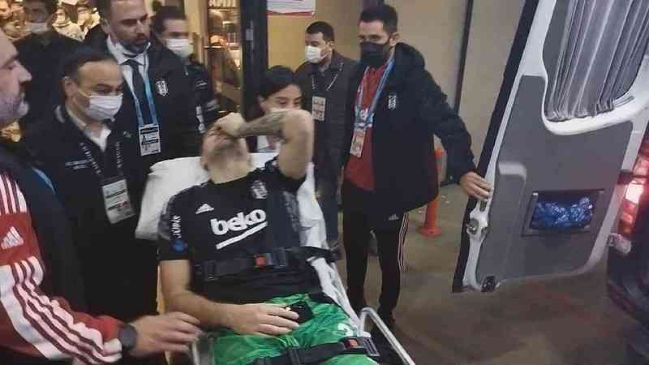 Büyük şanssızlık! Yıldız futbolcu ambulansla hastaneye kaldırıldı