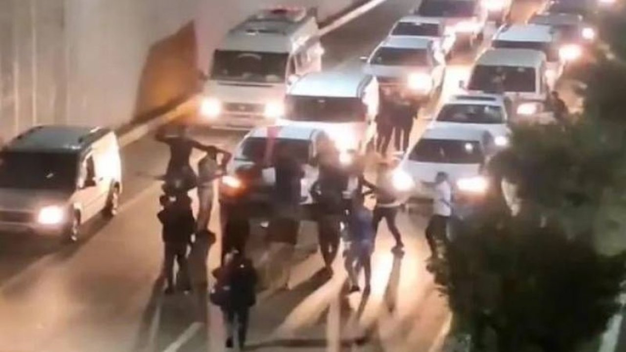 Pes dedirten olay! Yolu trafiğe kapatıp göbek attılar