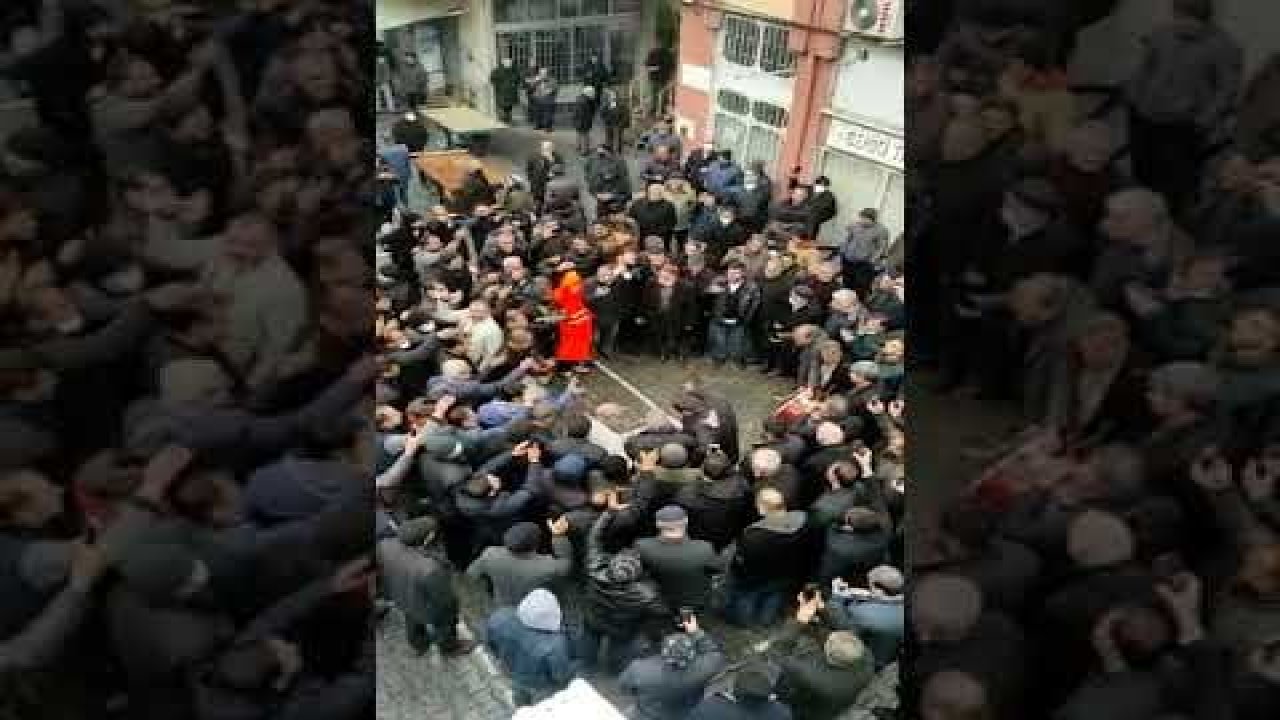 3 ay önce 8 lira olan doların 13 liraya ‘düşmesini’ halayla kutladılar