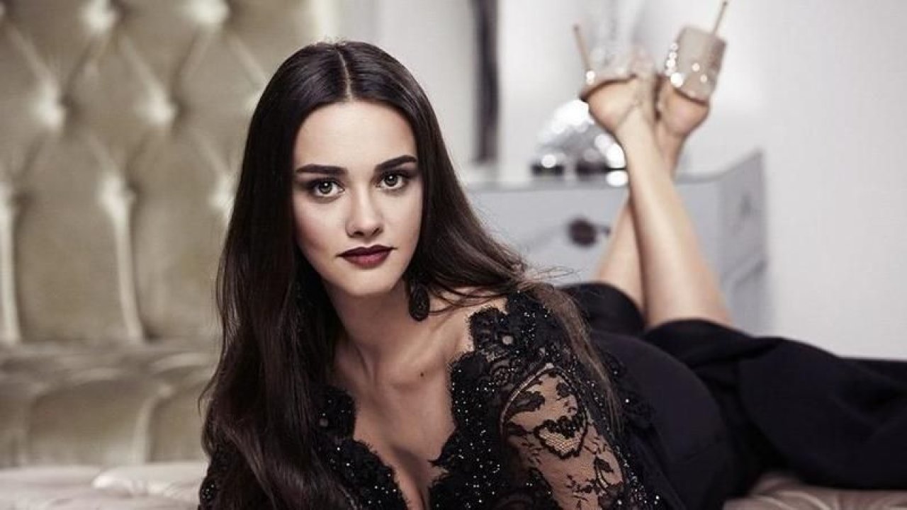 Hande Soral hamileliğini bu kareyle duyurdu !