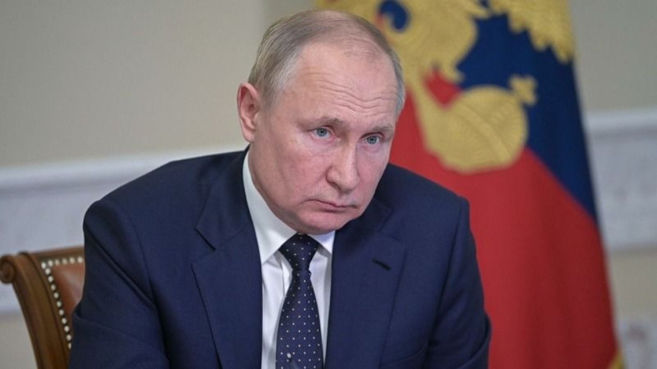Putin’den gitar isteyen çocuğa ev hediyesi