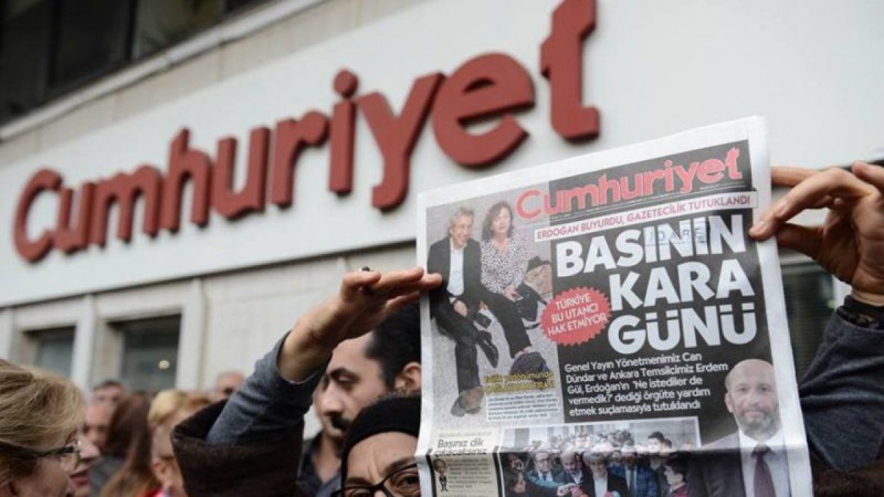 Cumhuriyette 8 gazeteci işten çıkarıldı: ‘Cumhuriyet’e, “VEDA” zamanı’