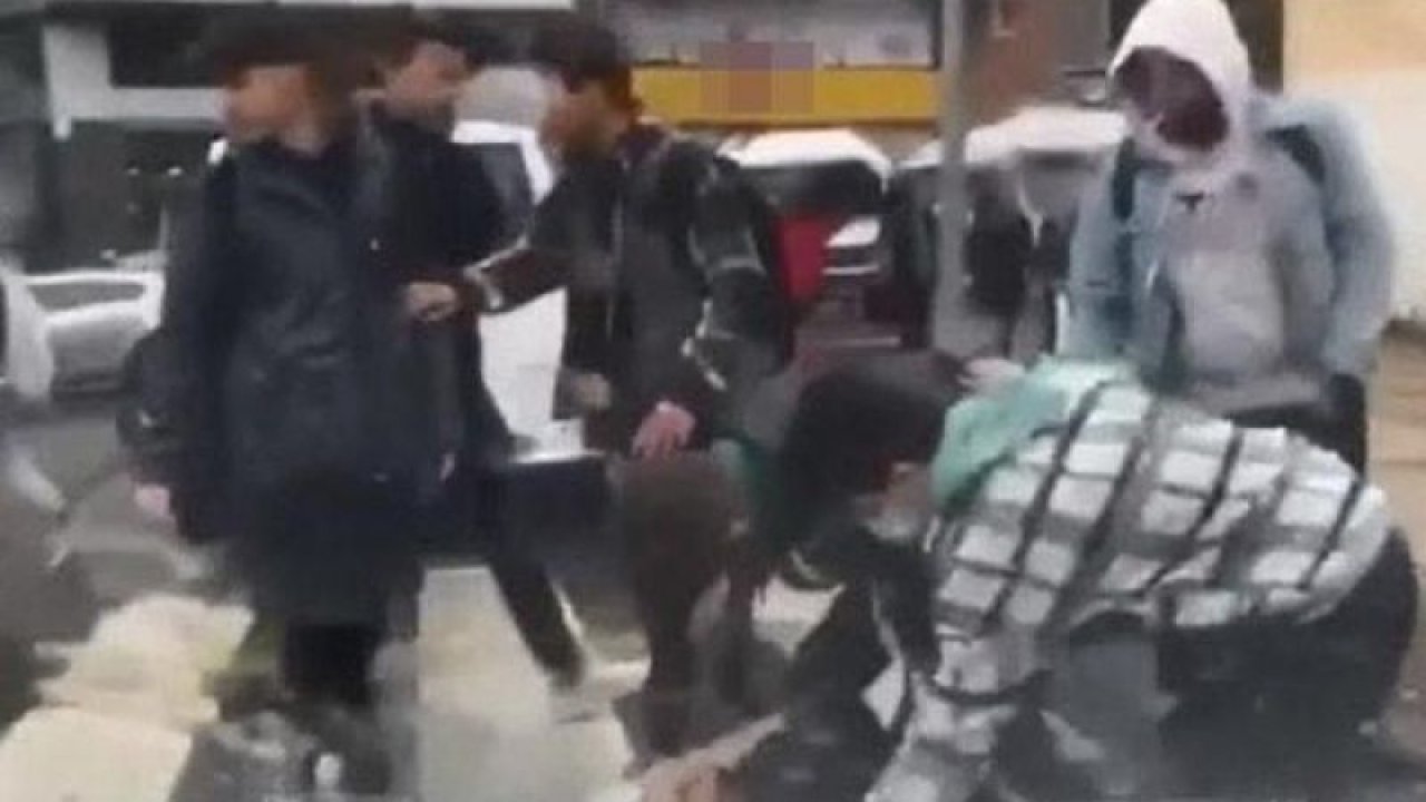 14 yaşındaki çocuğu yere yatırıp darp ettiler!