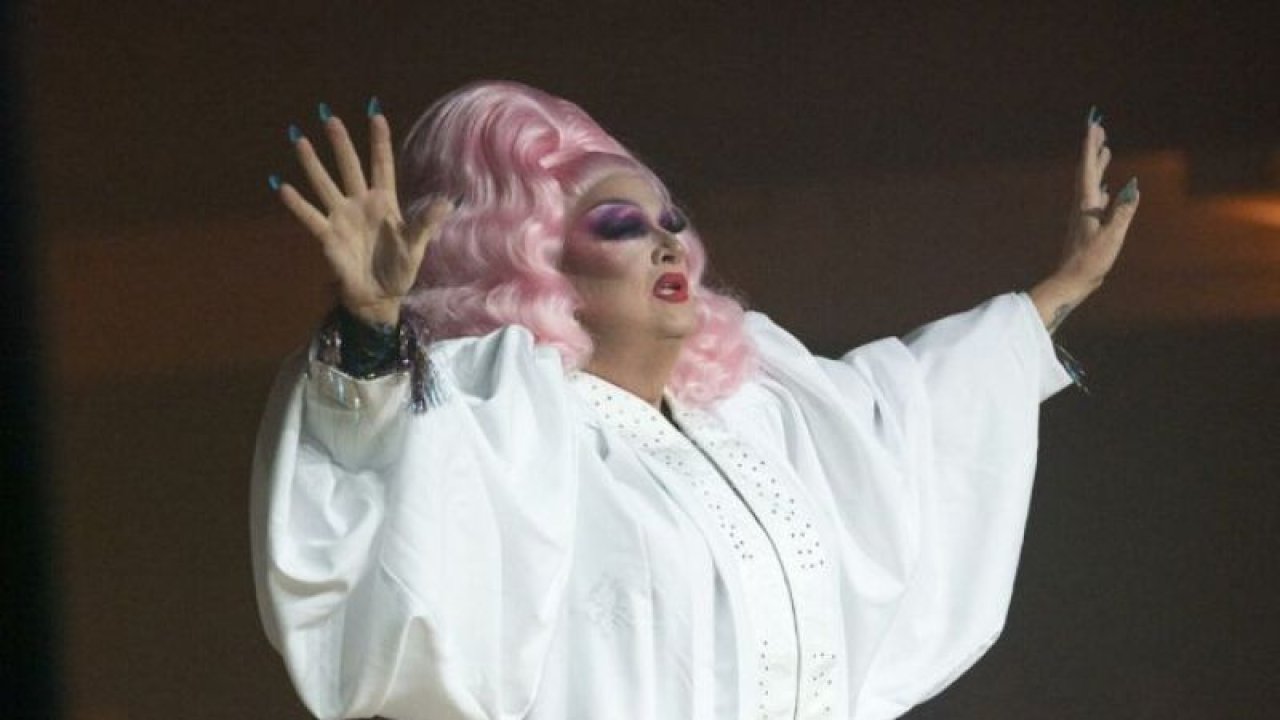 ‘Drag queen’ performansı sergileyen rahip görevden alındı