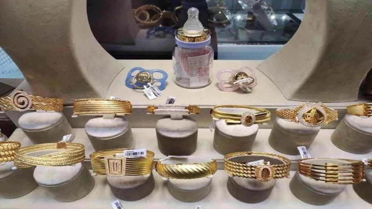 Anneanne ve babaannelerin yeni gözdesi! Altın emzik havada kapışılıyor