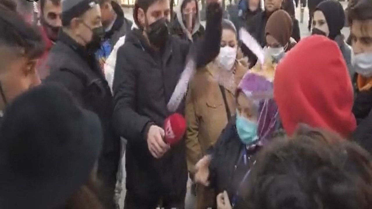“Telefonunu çıkar” diyen kadının suratına para fırlattı