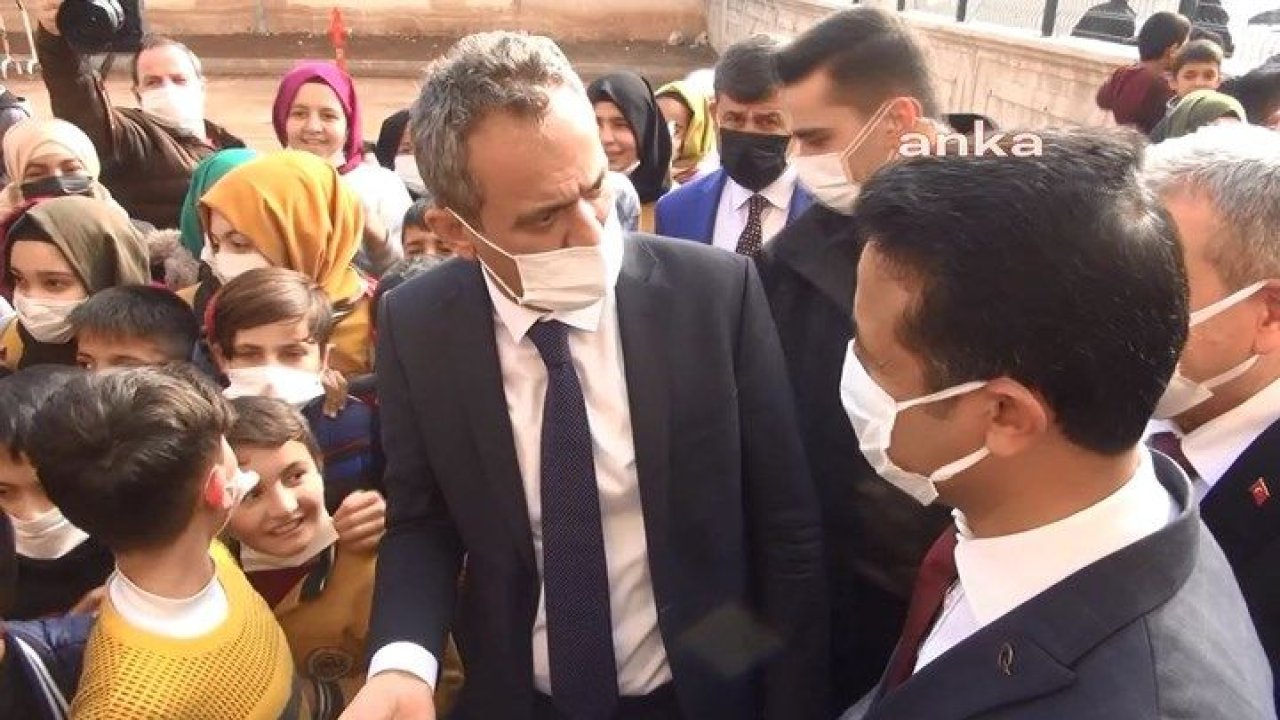 Milli Eğitim Bakanı Özer okul yöneticilerini azarladı: Nasıl adamsınız?