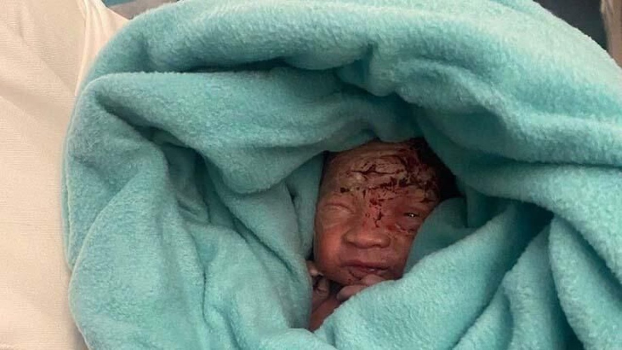 Görenleri şaşkına çeviren olay! Uçakta doğum yapan anne bebeğini çöpe attı!