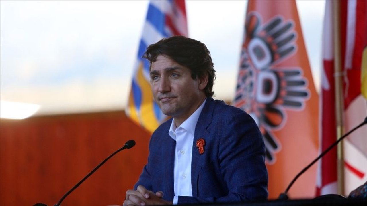 Kanada Başbakanı Trudeau’dan uçakta maskesiz parti yapan ünlülere: ‘Aptallar’
