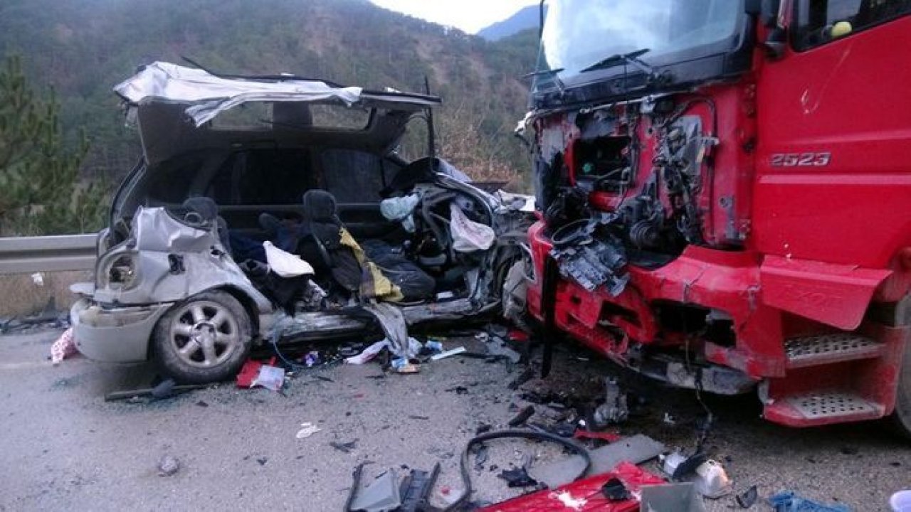 Bolu’da yürekleri yakan kaza: 4 kişilik bir aile yok oldu