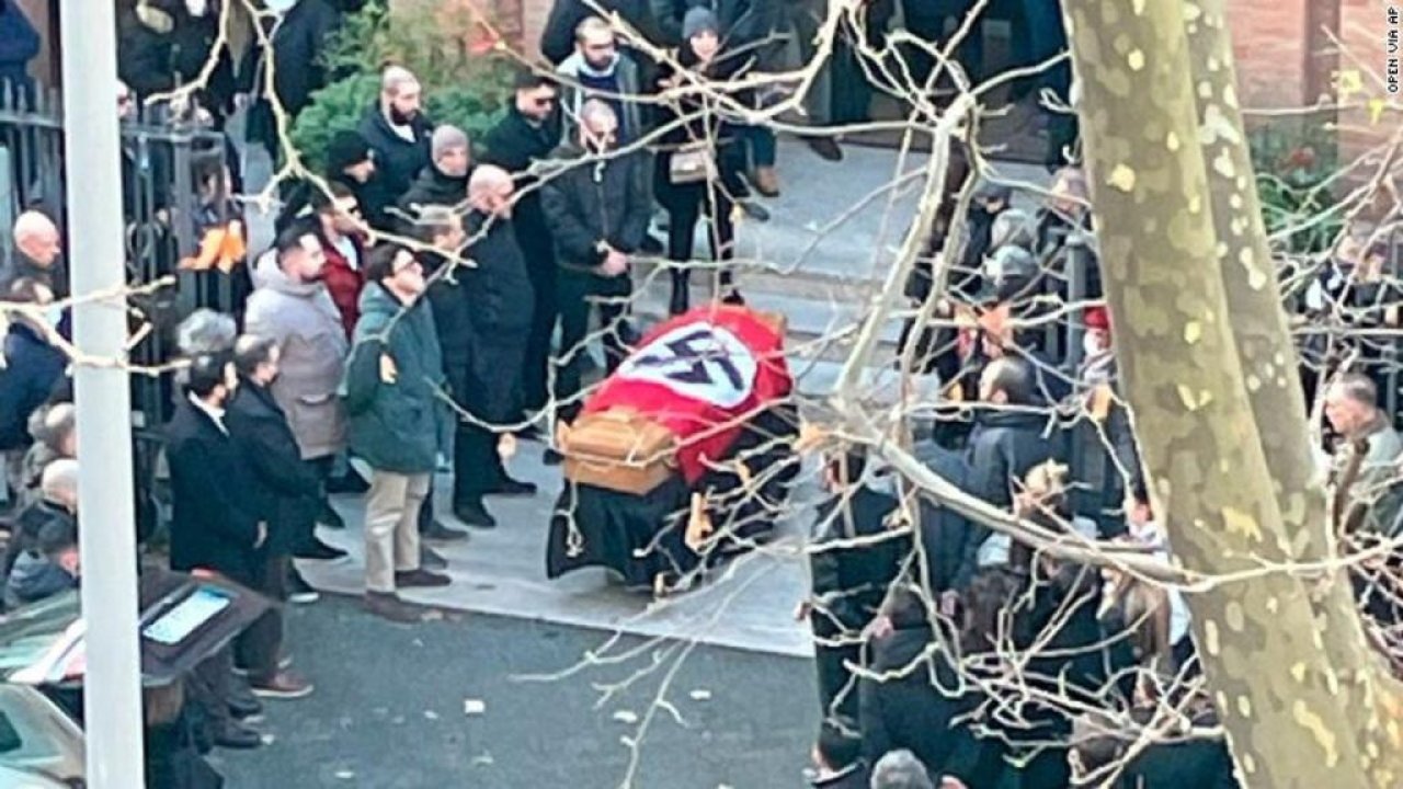 Faşistler İtalya’da gövde gösterisi yaptı: Nazi bayraklı tabut, ortalığı karıştırdı