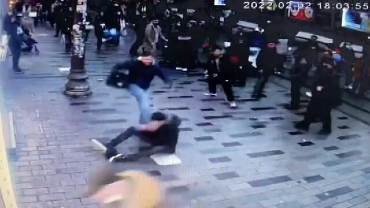 Seyyar satıcılar terör saçtı! Almak istemeyince şişeyi kafasında kırdılar