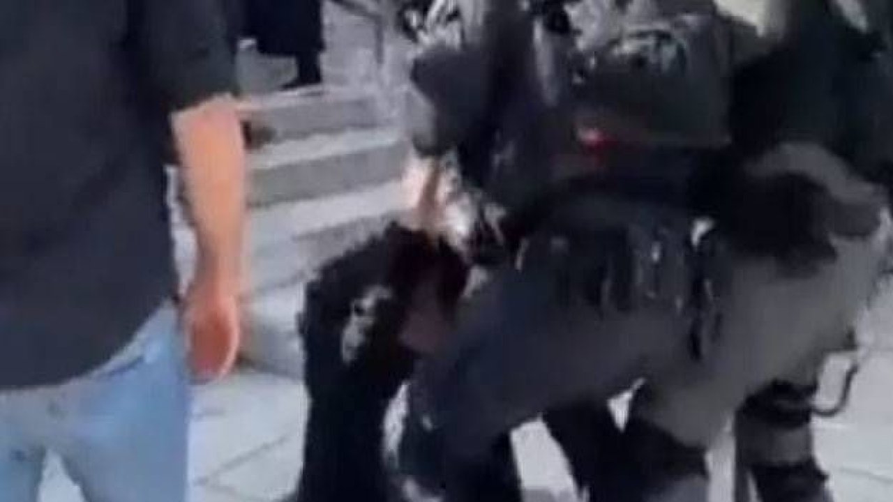 İsrail polisi 12 yaşındaki Filistinli çocuğu darp etti