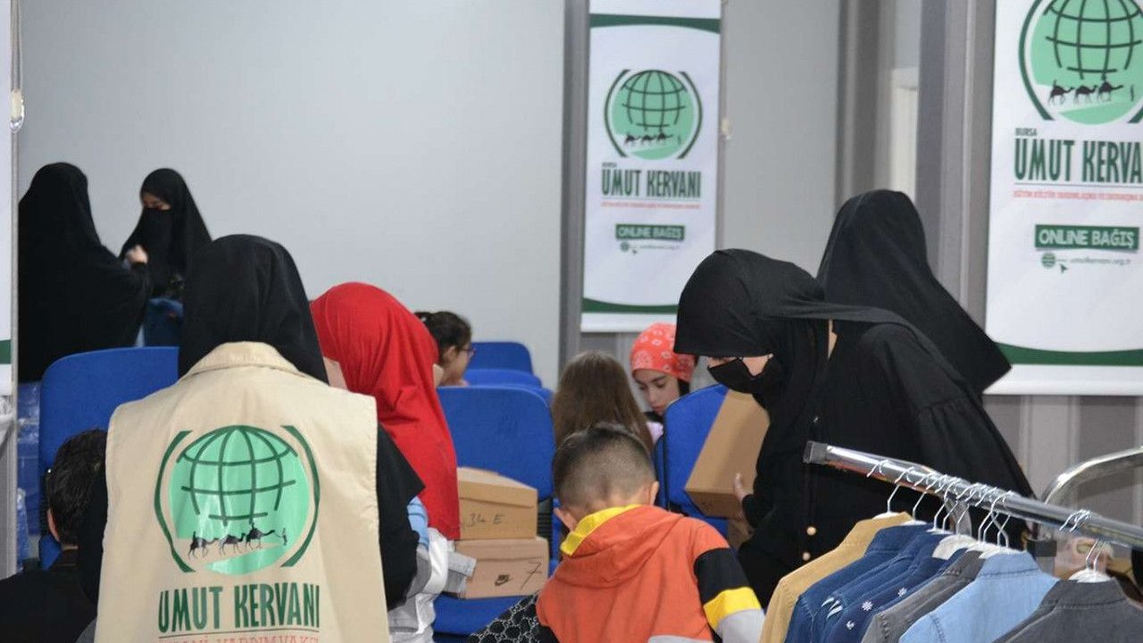 Bursa Umut Kervan’ından yetim ve ihtiyaç sahibi çocuklara bayramlık kıyafet dağıttı