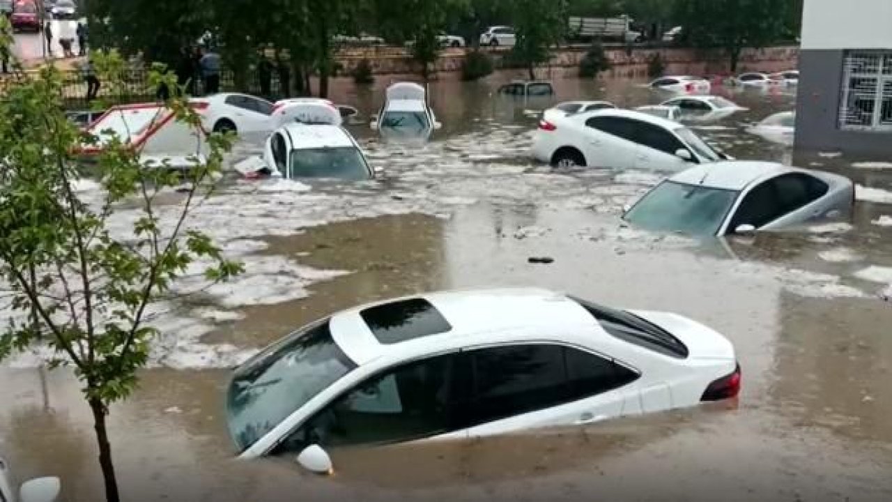 Son dakika! Adıyaman’da sel felaketi! Biranda yağmur bastırdı! Onlarca araç sular altında…