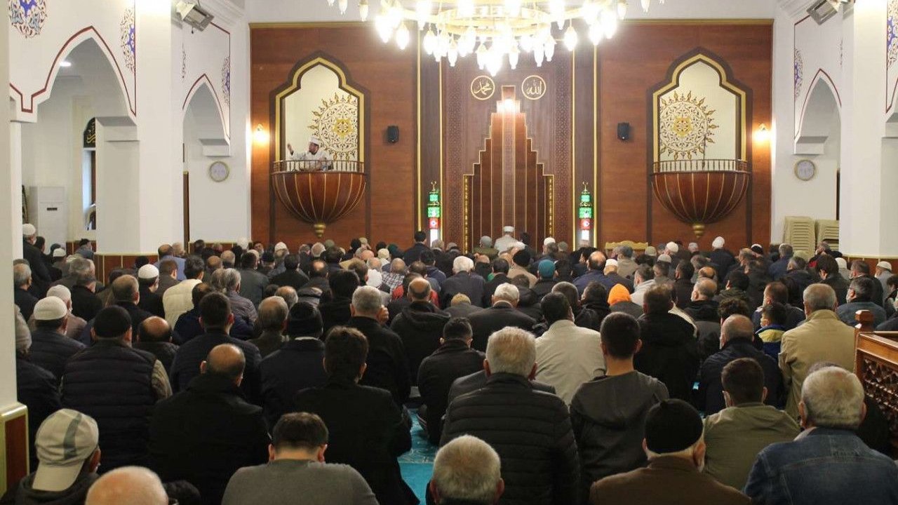 İstanbul’da bayram namazı iki yıl aradan sonra cemaatle kılındı