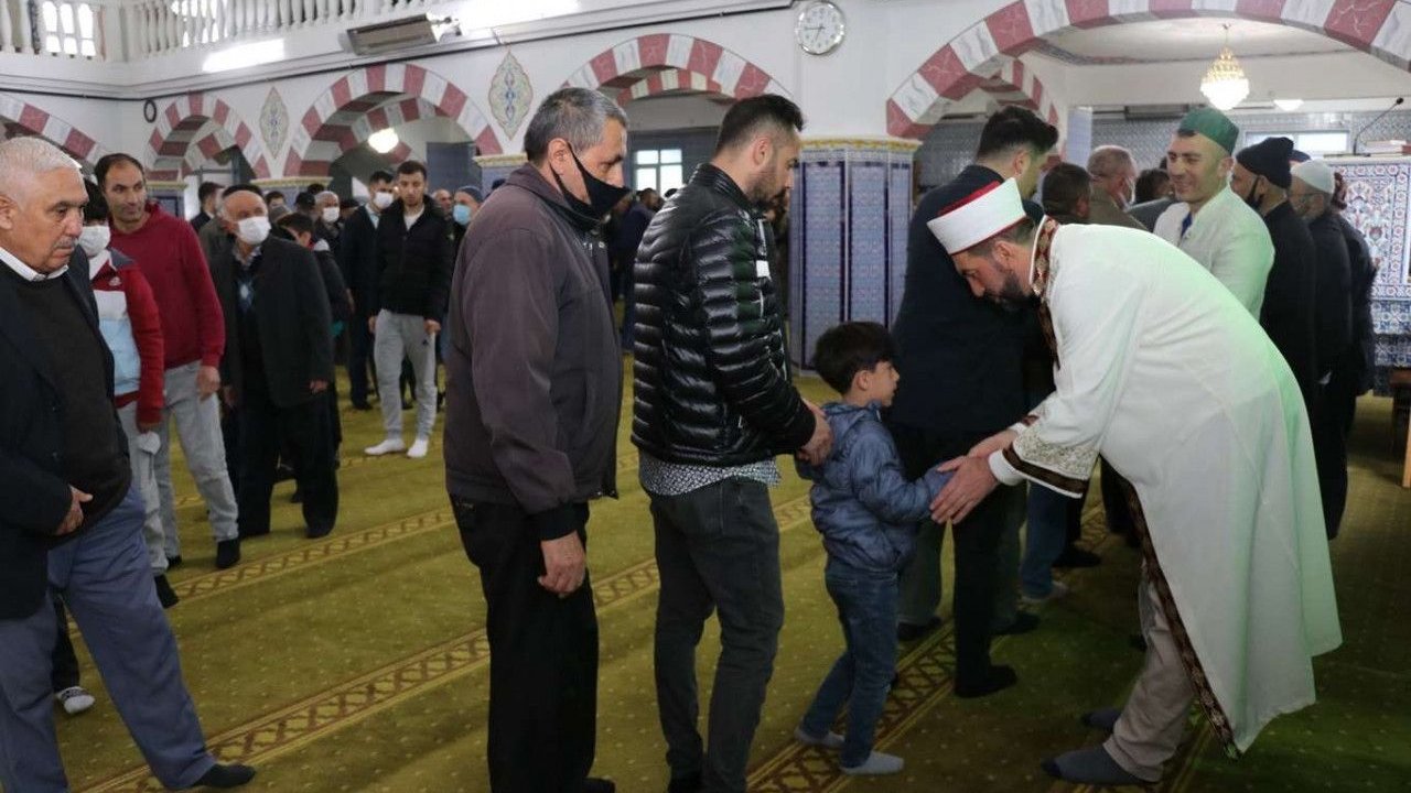 Ankaralılar iki yıl aradan sonra sosyal mesafesiz bayram namazını sevinçle karşıladı