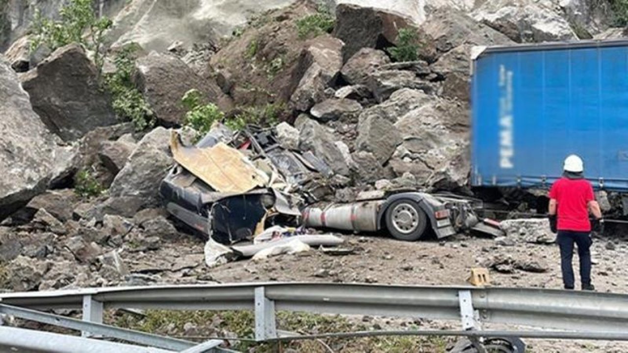 Artvin’deki heyelandan fotoğraflar geldi! Tablo vahim