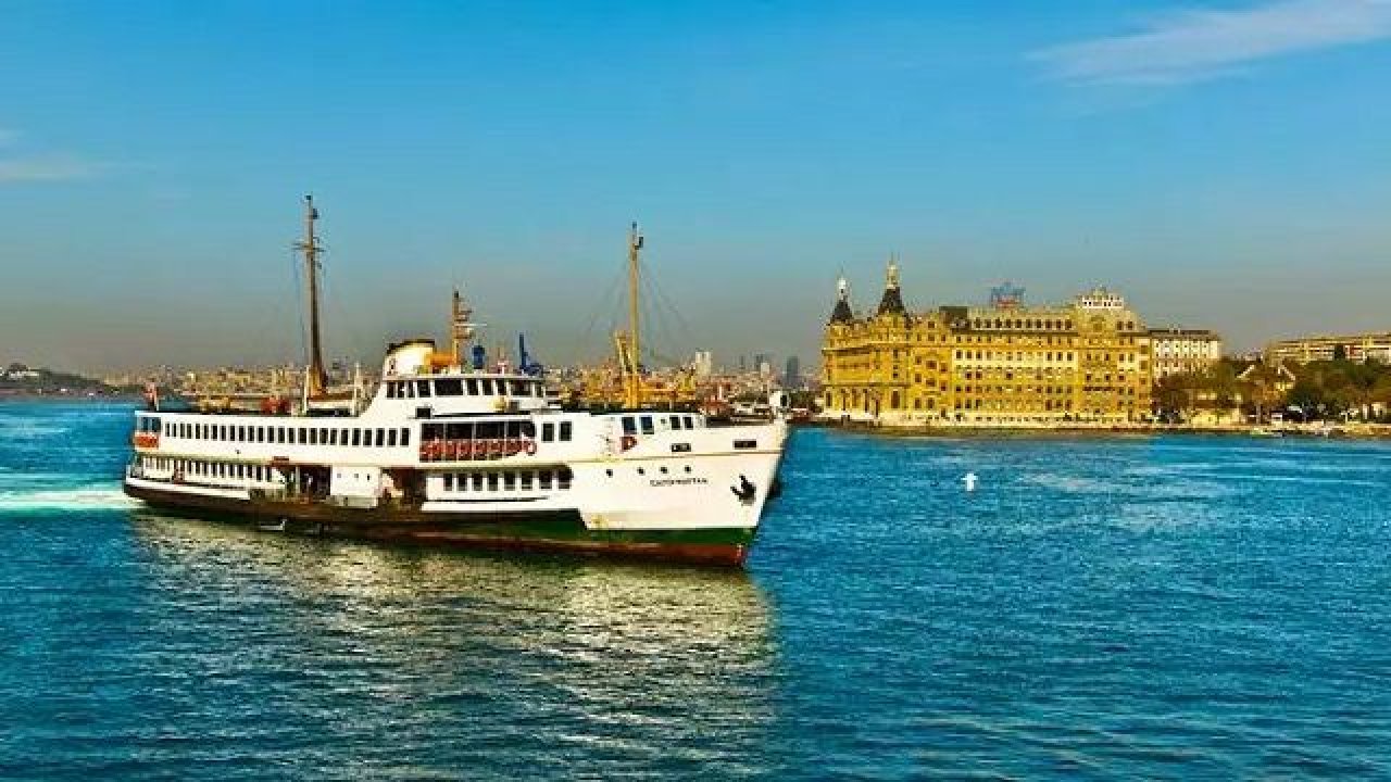 Kadıköy-Karaköy seferini yapan şehir hatları vapuru iskeleye çarptı! Yaralılar var!