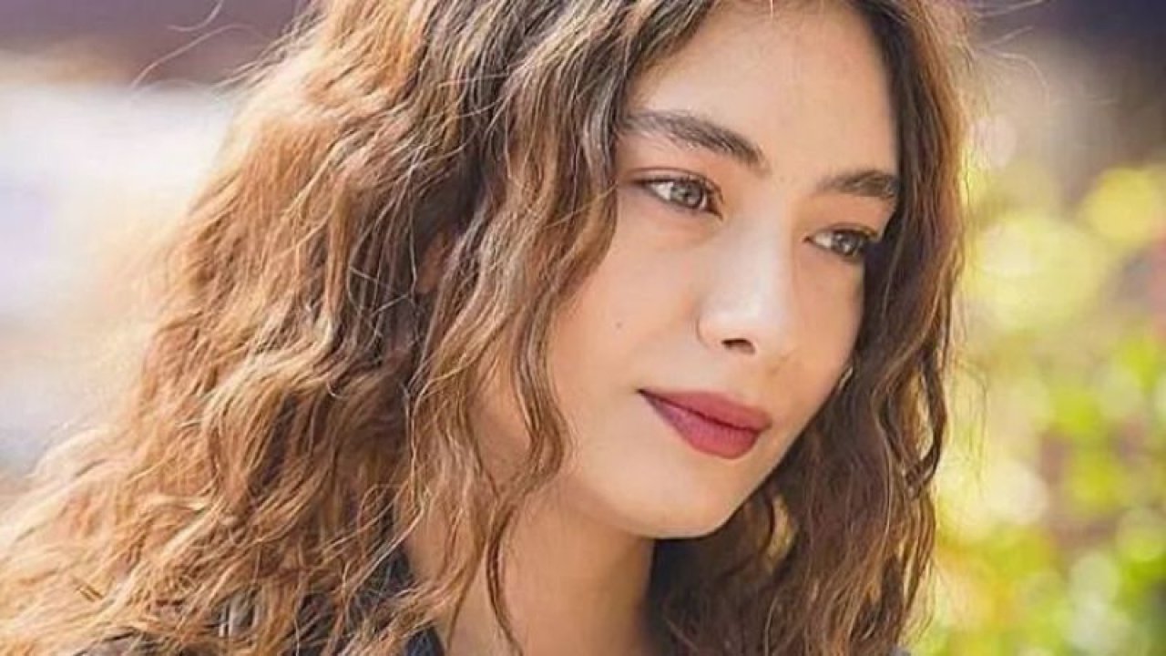 Ah Belinda filmi için geri sayım başladı! Başrol oyuncusu Neslihan Atagül film çekimlerinin bitişini şampanyayla kutladı