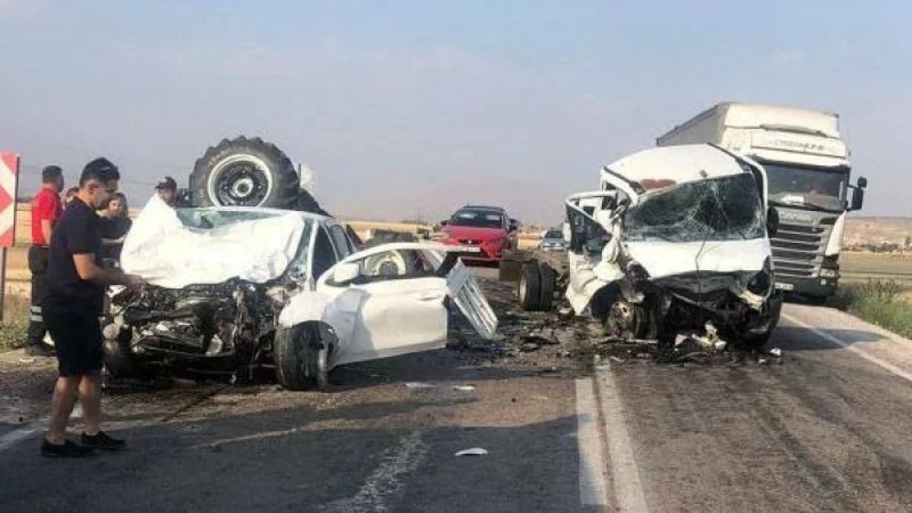Hatalı sollama yapan otomobil, traktör yüklü kamyonetle çarpıştı! 2’si de öldü