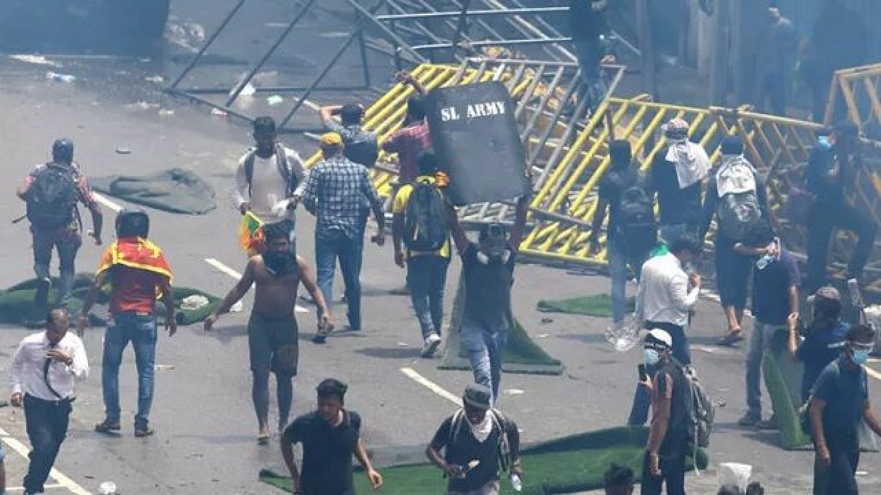Sri Lanka’da dev protesto! Geçim sıkıntısı halkı yollara döktü, başkanlık sarayını bastılar!