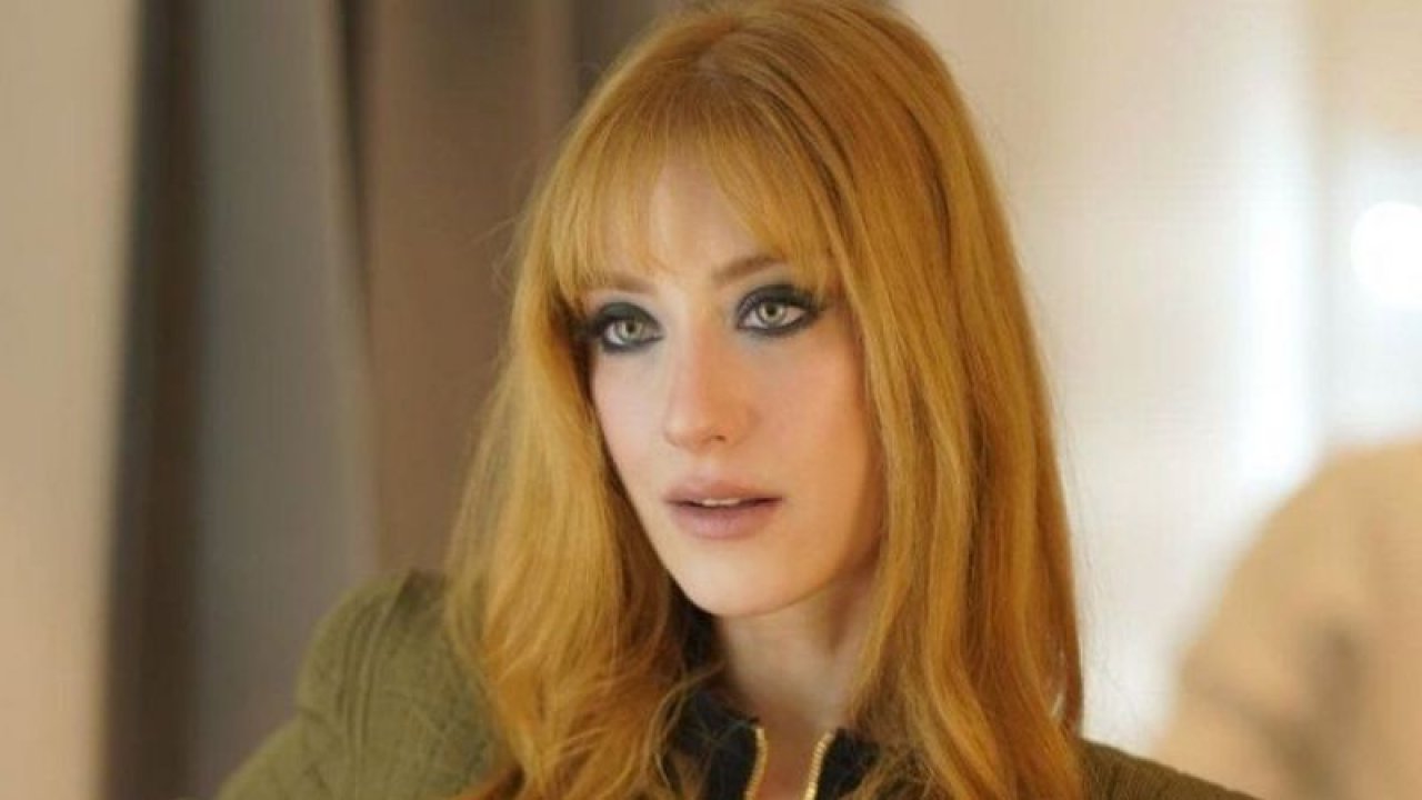 Hazal Kaya neon pembe mayosu ile göz doldurdu! Ünlü oyuncu fiziğiyle modellere taş çıkarttı