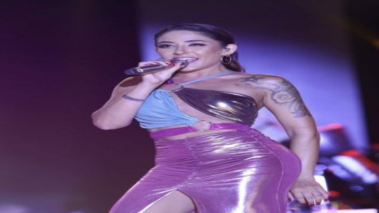 Melek Mosso konser yoğunluğundan eve bile gidemiyor!