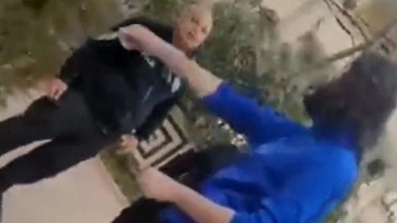 Adana’da kütüphanede namaz kılma tartışması olay oldu! Belediye Başkanı Karalar’da dahil oldu