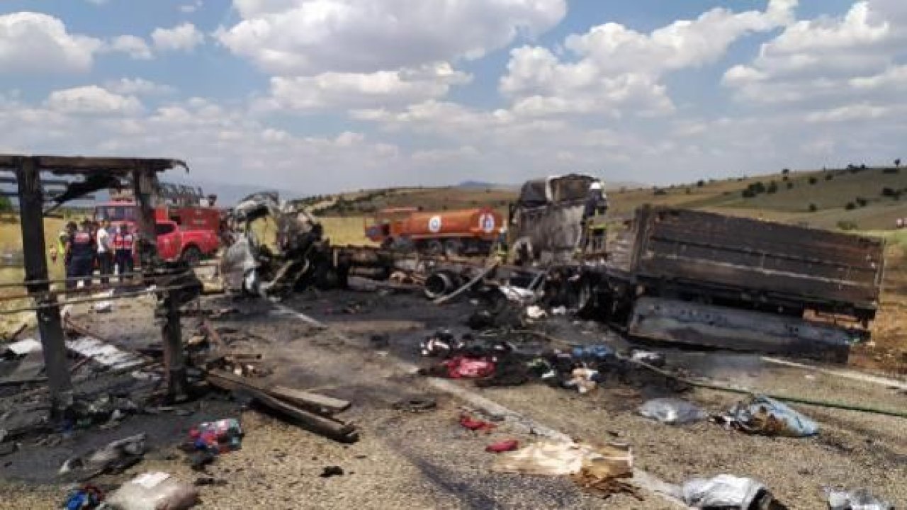 Korkueli’nde kan donduran kaza! 1 kişi camdan atladı, 2 kişi araç içinde yanarak öldü