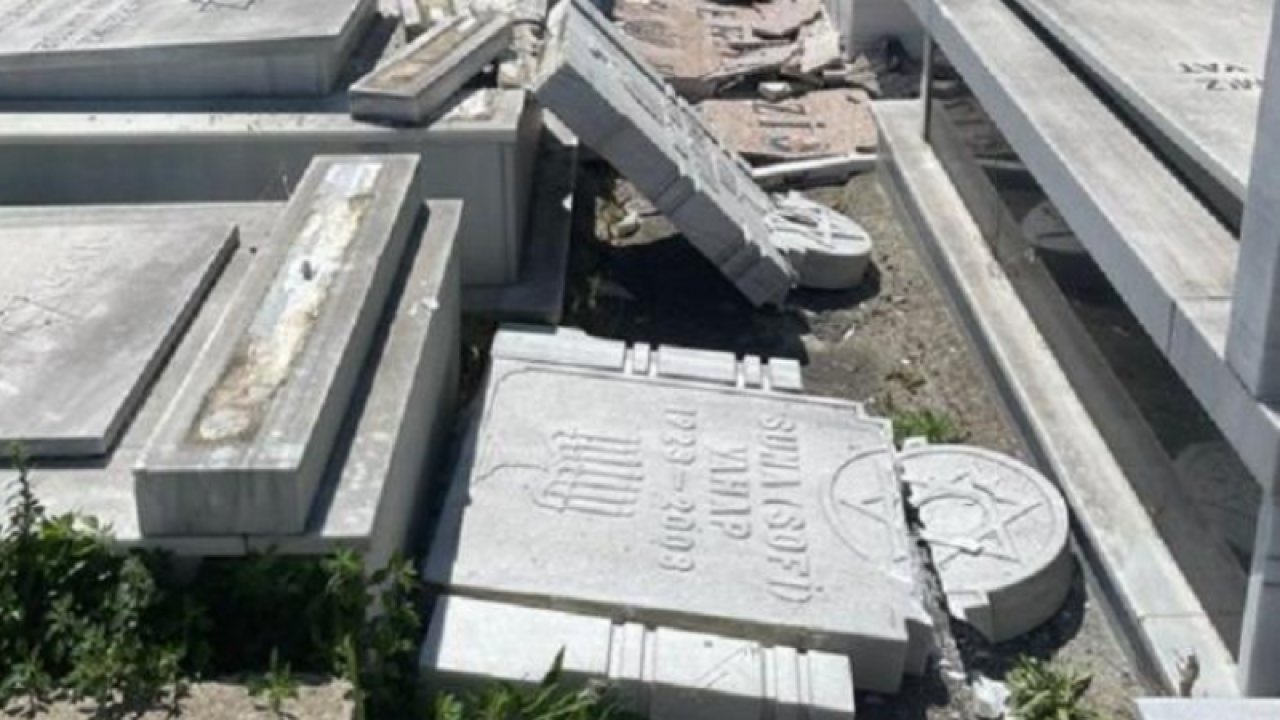 İstanbul’da Yahudi mezarlığına saygısızlık! Taş üstünde taş bırakmadılar