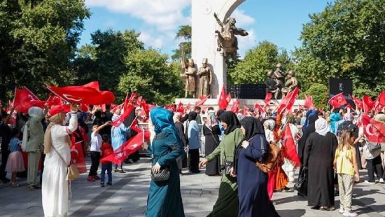 Binlerce vatandaş yeni bir 15 Temmuz yaşanmasın diye Saraçhane Meydanı’na yürüdü!