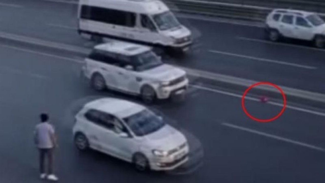 Otoyolda yere düşen Türk Bayrağı’nı almak için bir vatandaş kendini yola attı!