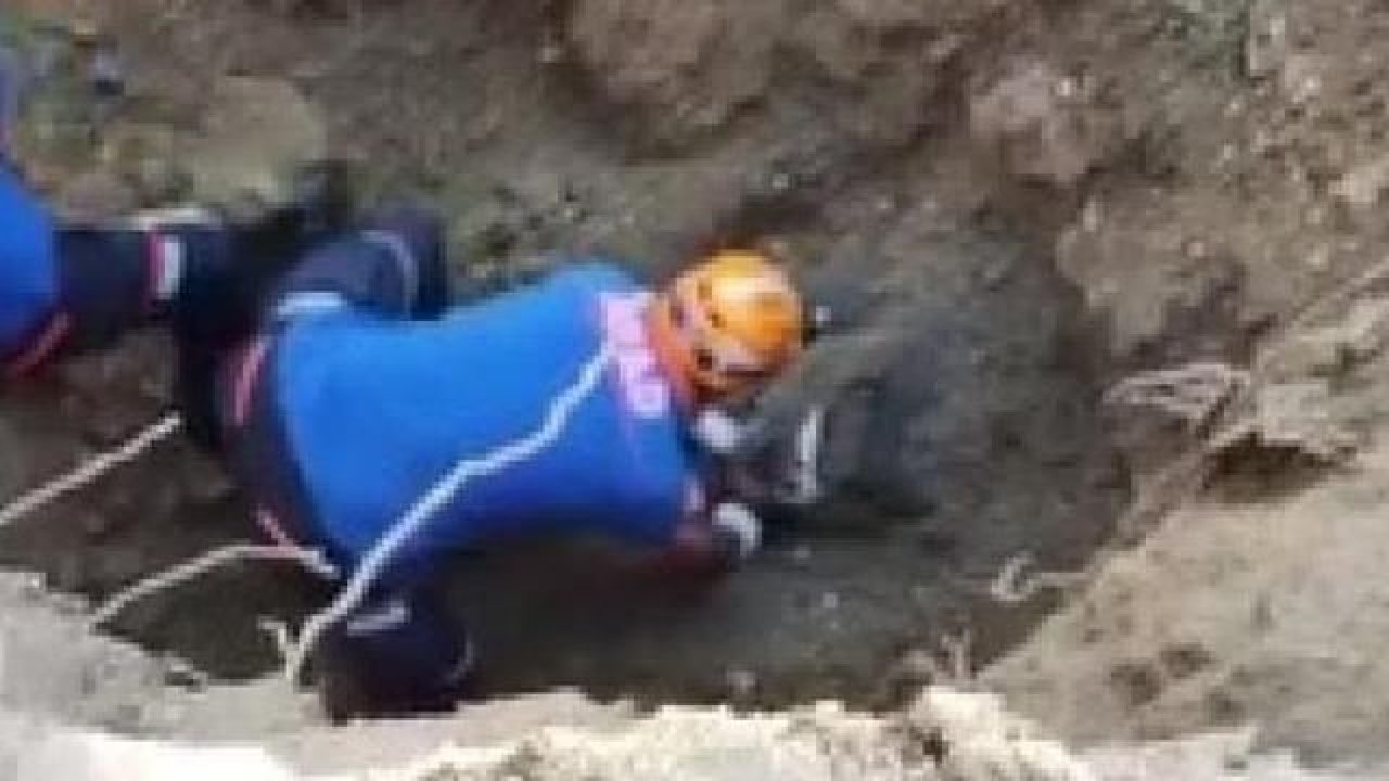 Adana’da apartman göçtü! Toprak altında kalarak yaşamını yitiren işçileri arkadaşları kazarak çıkardı