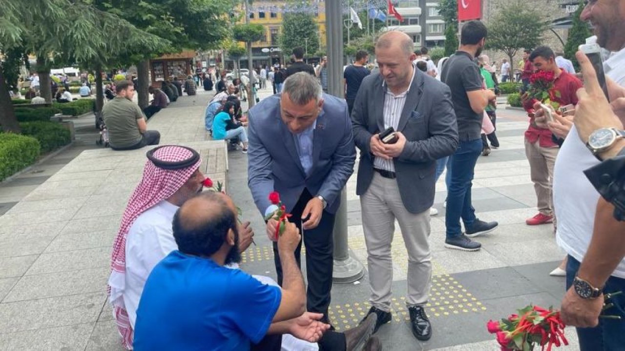 Trabzon’da Arap turistlere gül dağıtan AKP’li ilçe başkanına sert tepki! “Mülteci biziz”