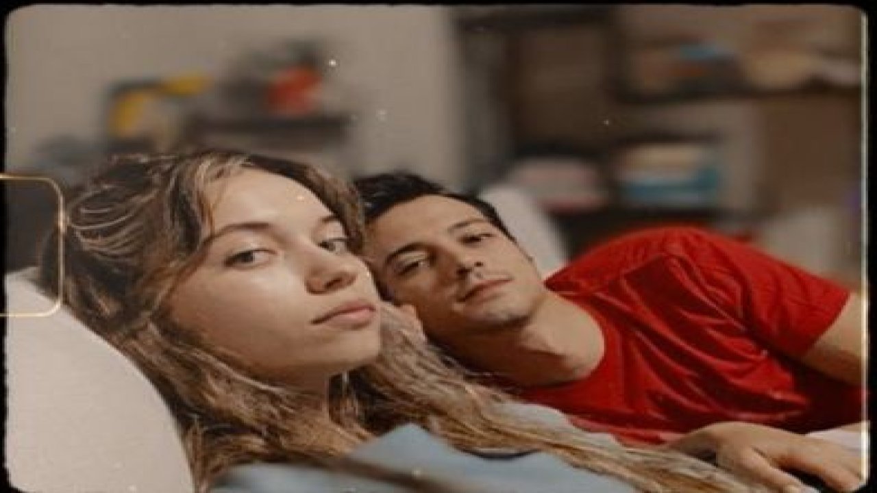 Mert Yazıcıoğlu, Afra Saraçoğlu’nu ‘Sevdiğim’ notuyla paylaştı! Sosyal medya bu aşka hayran kaldı