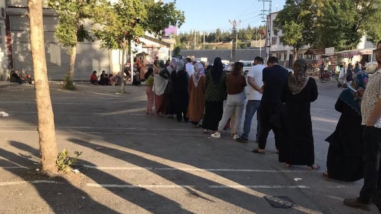 Kuyruklar ülkesi Türkiye! Gaziantep’te doktor randevusu bulamayan vatandaşlar saatlerce sıra bekliyor