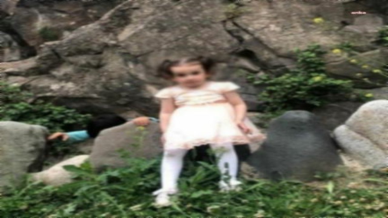 EVİNİN ÖNÜNDE OYNAYAN 4 YAŞINDAKİ ÇOCUK, PARK ETMEK İÇİN MANEVRA YAPAN KAMYONETİN ALTINDA KALDI