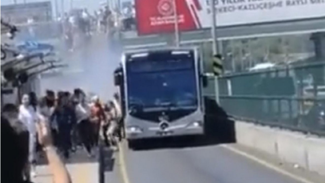 Altunizade’de arka arkaya metrobüs arızası! Birinden dumanlar yükseldi diğeri öylece durdu