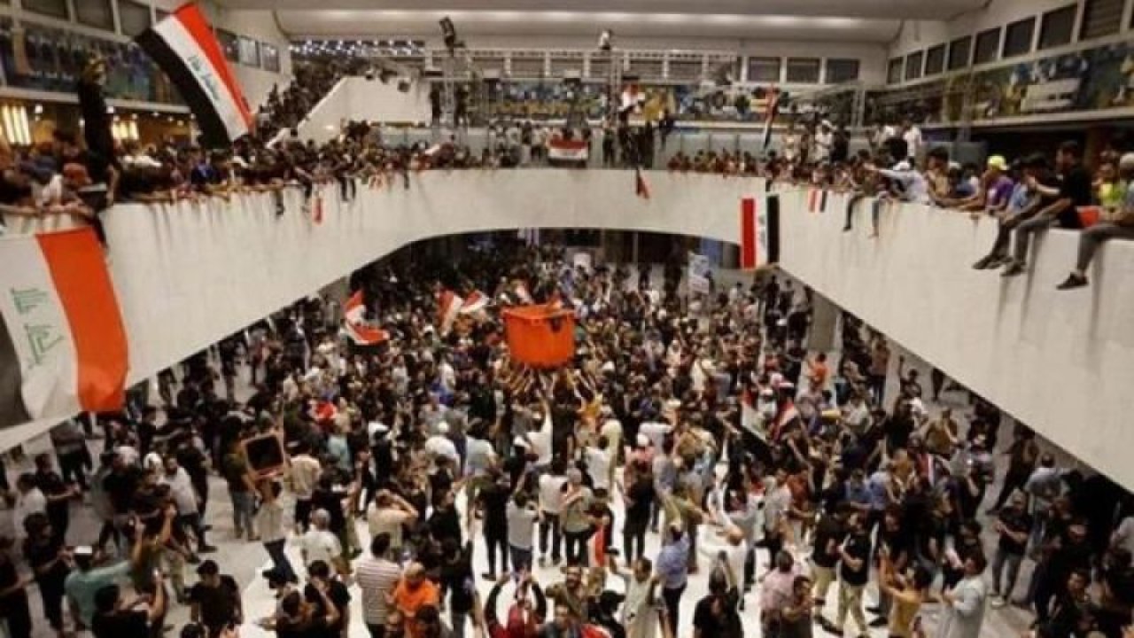 Irak’ta neler oluyor?  Parlamento binasını kim bastı? İç savaş mı başladı ?
