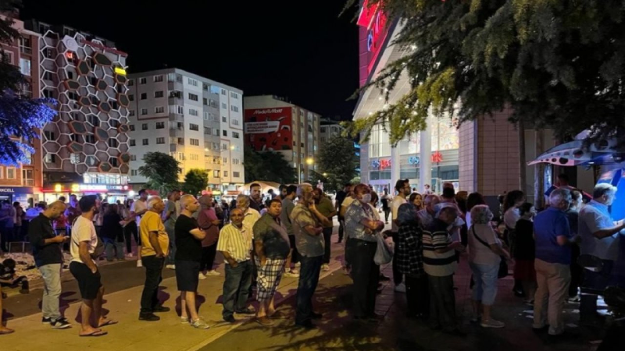 Bu da 21.yüzyıl Türkiye’sinde su kuyruğu! Eskişehir’de vatandaşlar zammı duyunca akın etti