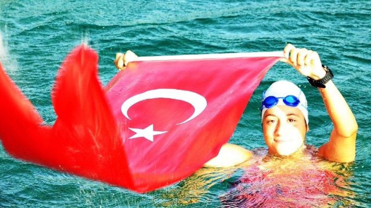 Aysu Türkoğlu adını tarihe yazdırdı! Manş Denizi’ni geçen en genç Türk yüzücü oldu