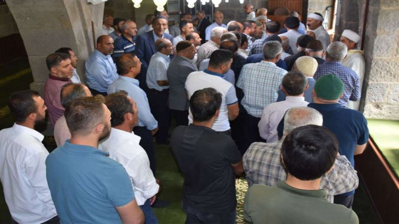 Cuma namazı sonrası ziyarete açılan Sakal-ı Şerif yoğun ilgi gördü