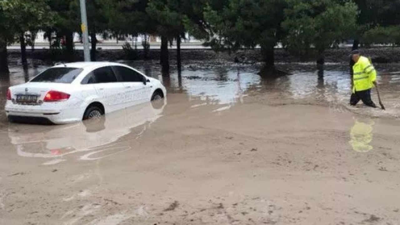 Sokağa çıkacakların dikkatine! Sağanak yağış Bursa’yı göle döndürdü, İstanbul’a fırtına yaklaşıyor