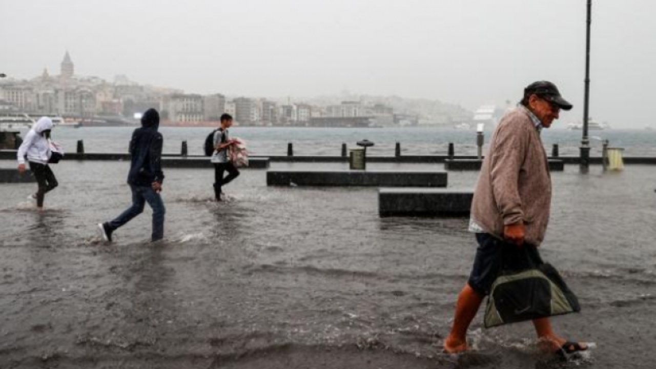 İstanbul için uyarı üstüne uyarı yapıldı! AKOM saat verdi