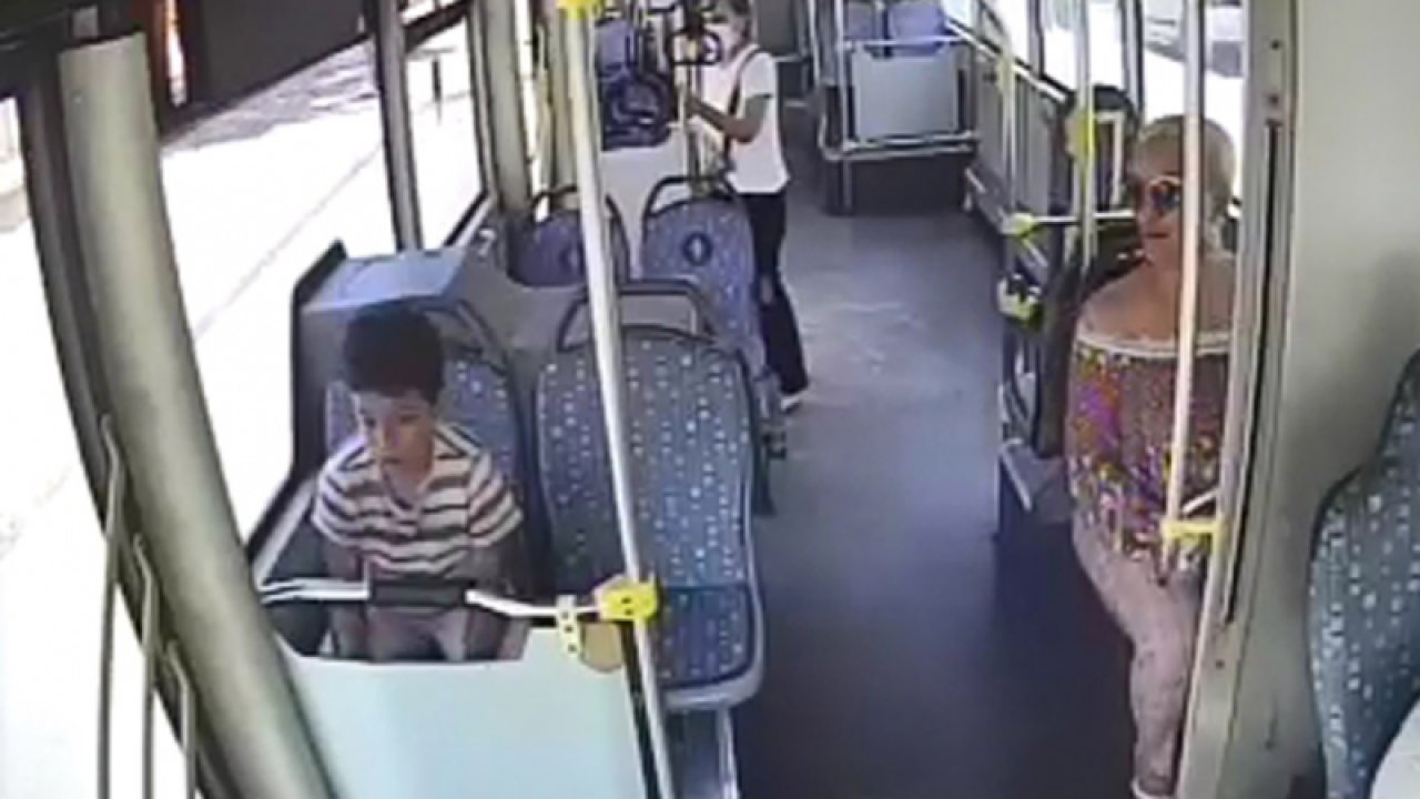 Bu da oldu! Turist aile çocuğunu belediye otobüsünde unutup gitti