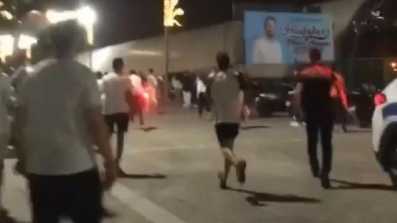 İstanbul’da  Tuğçe Kandemir’in konserinde ortalık dehşet evine döndü! Bir kişi bıçakla seyircileri yaraladı! Olaya dahil olan polisler de yaralandı