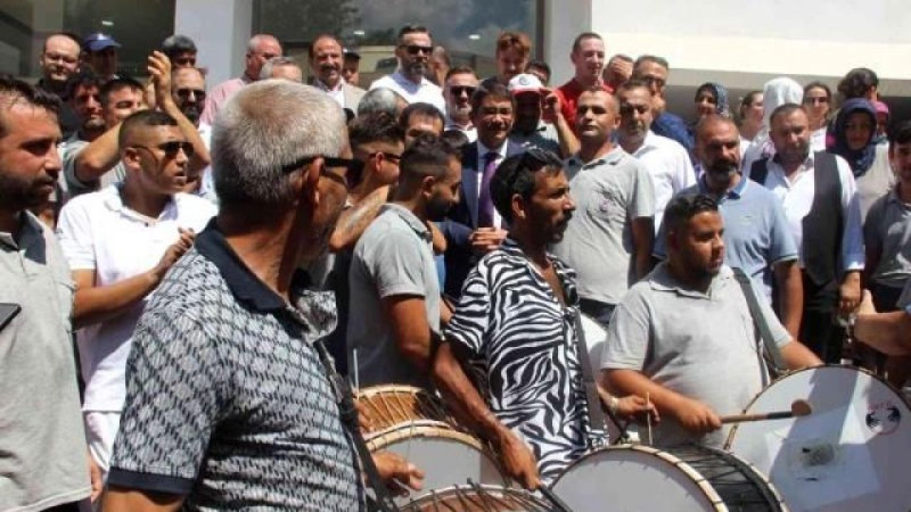Şehzadeler Belediyesi enflasyona inat işçi maaşına zam yaptı! Zammın ne kadar olduğunu duyan çalışanlar, başkanlarını davul zurnayla karşıladı